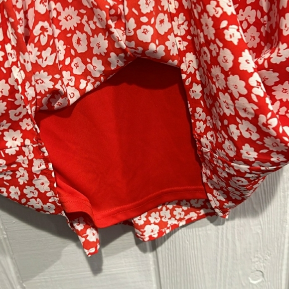 Entro Red Mini with White Flowers - Picture 2 of 6